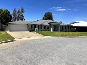 Stylish Open Plan Retreat Wagga Wagga